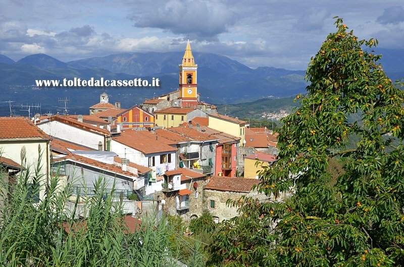 TENDOLA (frazione di Fosdinovo) - Panorama del centro storico con i nuovi colori di chiesa e campanile