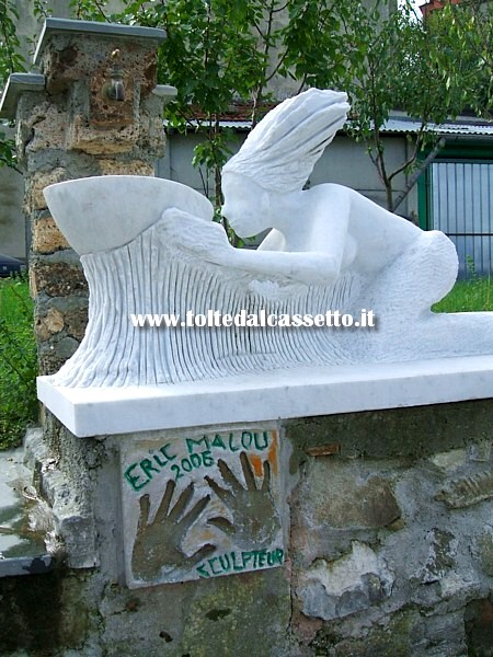 TENDOLA (frazione di Fosdivnovo) - Fontanella artistica con scultura in marmo di Eric Malou. Nellle vie del borgo sono esposte permanentemente altre opere donate dagli artisti partecipanti alla manifestazione "Tendola Artistica"