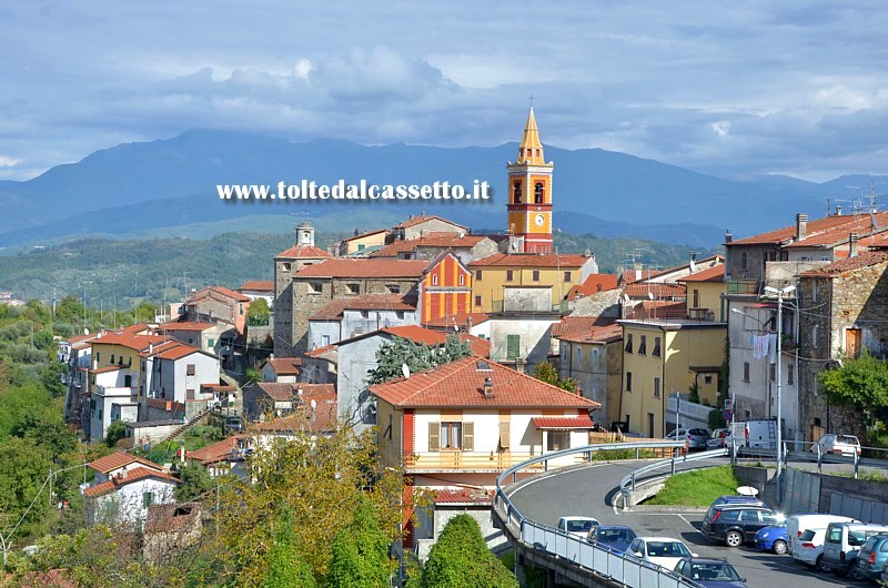 TENDOLA (frazione di Fosdinovo) -  Panorama dalla Strada Provinciale 72 dopo il restauro della facciata di chiesa e campanile