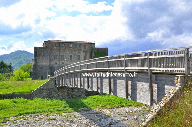 TERRAROSSA di LICCIANA NARDI - Ponte in legno sopra il torrente Civiglia che conduce al Castello dei Malaspina. La strada attualmente fa parte dei tracciati della Via Francigena