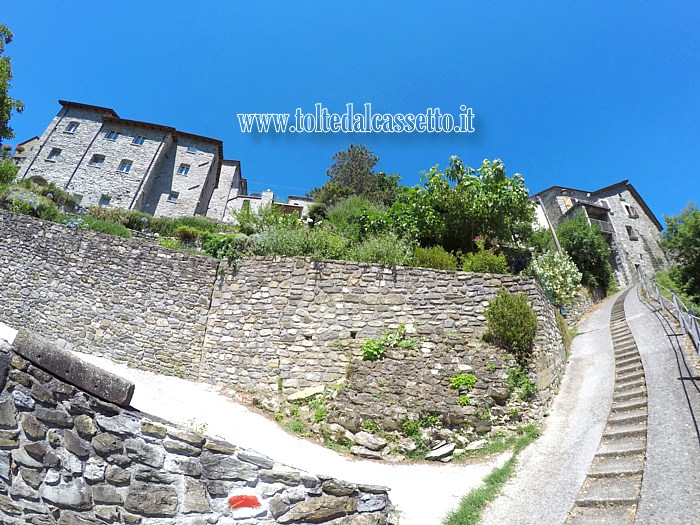 TRESANA - Le case in pietra del Castello di Villa
