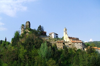 TRESANA - Il colle del centro storico con i ruderi del castello