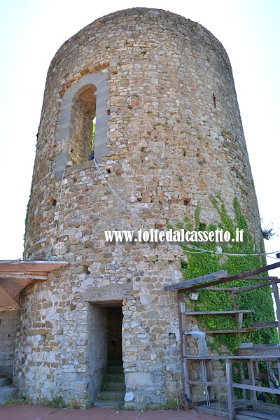 VIANO di FIVIZZANO - La torre medievale vista dal piazzale sottostante