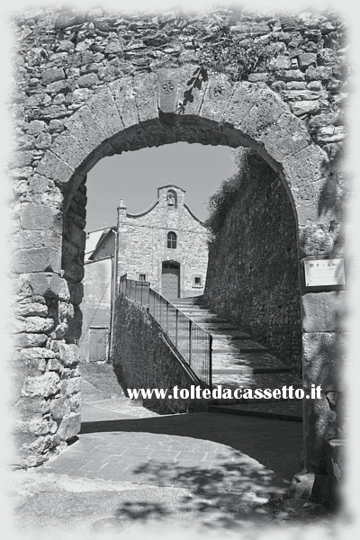 VIANO di FIVIZZANO - Porta medievale di accesso al borgo