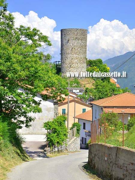 VIANO di FIVIZZANO - Scorcio panoramico con la torre medievale che sovrasta le abitazioni del piccolo borgo lunigianese