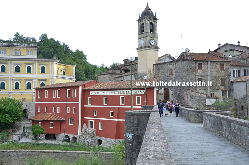 VILLAFRANCA LUNIGIANA - Il Ponte Vecchio e il Museo Etnografico della Lunigiana dopo il restauro della facciata