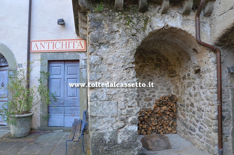 FILETTO di VILLAFRANCA - Angolo caratteristico del centro storico con laboratorio di antiquario