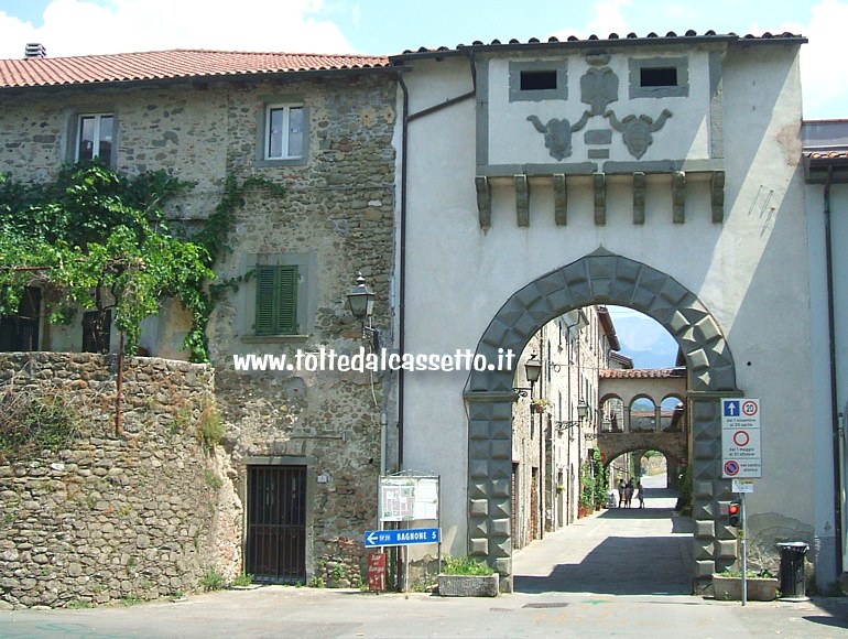 FILETTO di VILLAFRANCA - Porta medievale (lato ovest) per accedere al centro storico