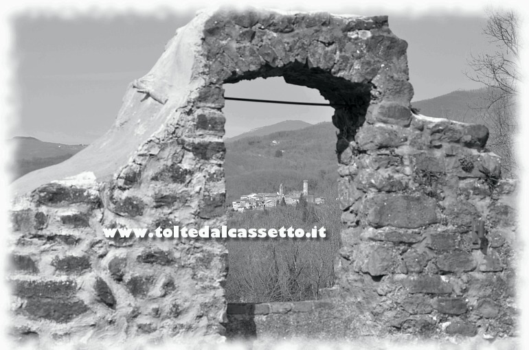 VIRGOLETTA (Piazza Santa Rita) - Da un'apertura delle antiche mura medievali la vista cade sul borgo di Malgrate