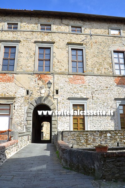 VIRGOLETTA - Portale di accesso alla corte del castello. La facciata  stata costruita nel 1451 da Galeotto Campofregoso, come recitano le "Croniche" di Anton Giovanni Da Faje