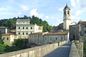 VILLAFRANCA - Il Ponte Vecchio e la Chiesa di San Giovanni