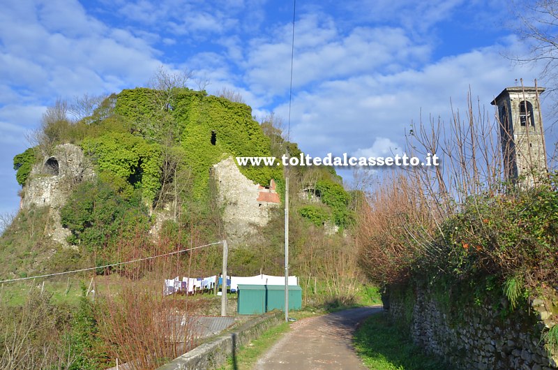 VILLAFRANCA LUNIGIANA - Le rovine del Castello Malaspina (Malnido) e il campanile della Chiesa di San Nicol, antico ospitale per viandanti e pellegrini