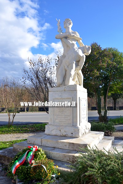 VILLAFRANCA LUNIGIANA - Il monumento ai Caduti nelle due guerre mondiali