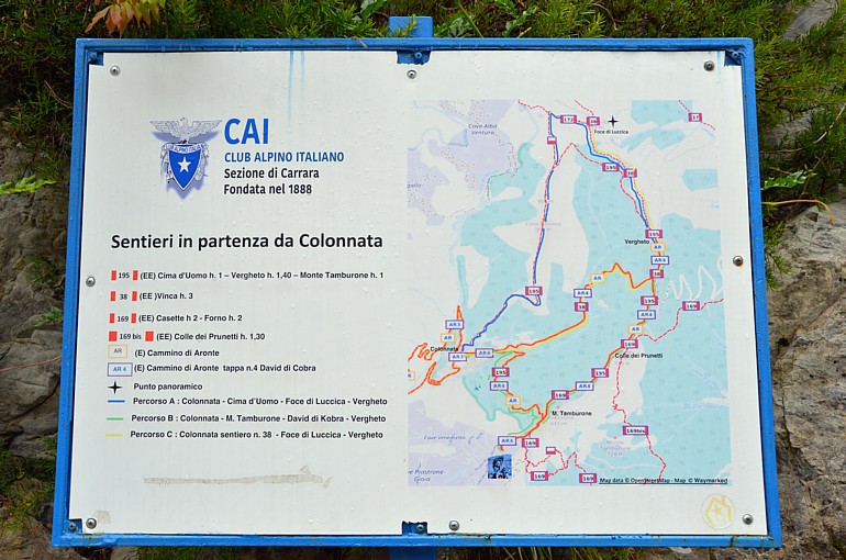 COLONNATA (Piazza Palestro) - Cartello segnaletico indicante i sentieri del CAI in partenza dal borgo