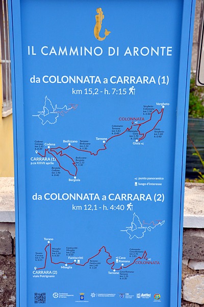 COLONNATA (Piazza Palestro) - Cartello segnaletico indicante i sentieri 1 e 2 del Cammino di Aronte