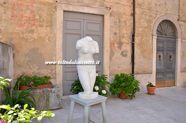 TORANO (Notte e Giorno 2016) - Scultura in marmo bianco di Roberto Vanelli, esposta in Via Carriona