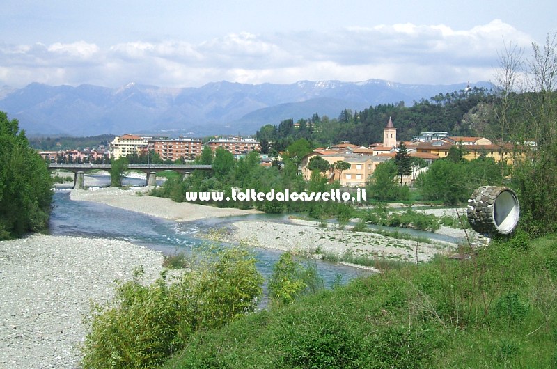 AULLA - Il suggestivo panorama della citt, lambita dal fiume Magra e contornata dall'Appennino Tosco-Emiliano