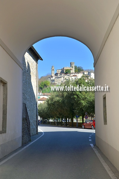 BAGNONE - Una pittoresca immagine del Castello incorniciato dall'Arco di San Rocco, apertura di accesso al borgo