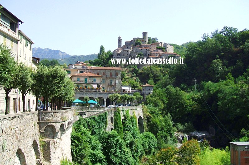 BAGNONE - Il Castello, le mura e il letto del torrente omonimo