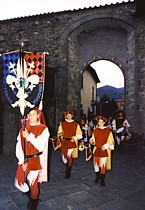 FIVIZZANO - Il corteo storico transita sotto la Porta Verrucolana