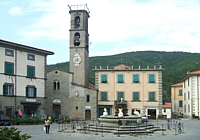 FIVIZZANO (Piazza Medicea) - La fontana e la chiesa maggiore dei Santi Jacopo e Antonio