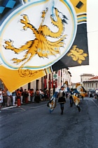 FIVIZZANO - Sbandieratori locali per le vie del centro storico in occasione della "Disfida degli Arcieri di Terra e di Corte"