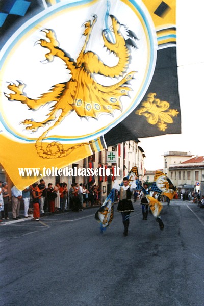 FIVIZZANO - Gli sbandieratori locali durante il corteo storico della "Disfida degli Arcieri di Terra e di Corte"