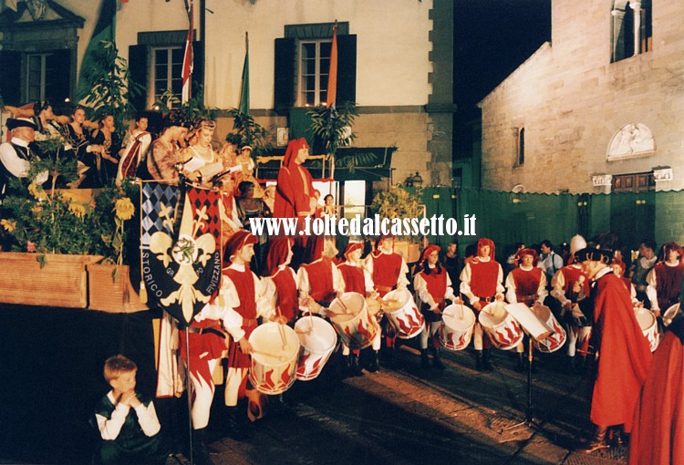 FIVIZZANO - (Gruppo Storico) - Il capitano e maestro d'armi invoca per gli arcieri partecipanti alla Disfida la protezione del Magnifico Priore