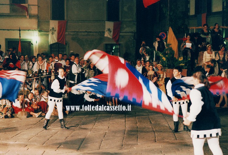 FIVIZZANO - Esibizione degli sbandieratori di Fornovo Val di Taro