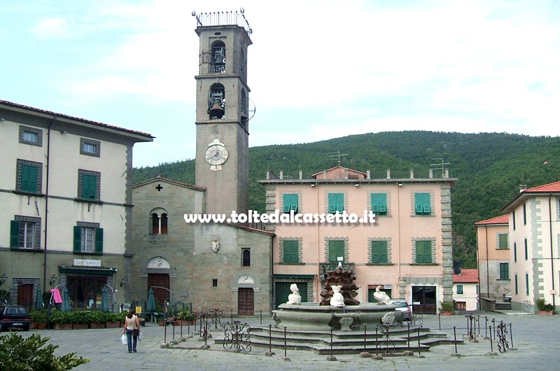 FIVIZZANO - La Piazza Medicea, al centro della quale spicca un'artistica fontana ornata da delfini in marmo bianco di Carrara