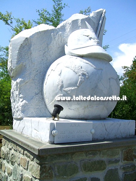 GASSANO (frazione di Fivizzano) - Monumento in marmo agli Alpini - ANA Sezione Alpi Apuane / Gruppo di Gassano