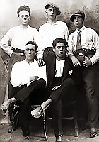 LUNIGIANA - Foto in studio per alcuni giovani degli anni Trenta LUNIGIANA - Foto in studio per alcuni giovani degli anni Trenta