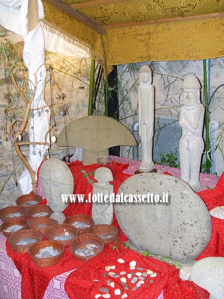 GRAGNOLA (frazione di Fivizzano) - Alcune fedeli riproduzioni di Statue Stele in mostra sulla bancarella di un artista del mercato medievale