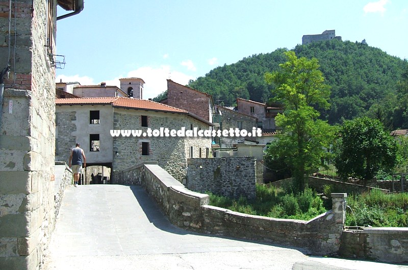 GRAGNOLA (frazione di Fivizzano) - Ponte sul Lucido, fonte dei Malaspina e, sullo sfondo, il Castello dell'Aquila