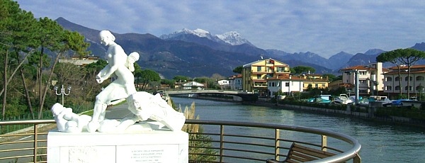 CINQUALE di MONTIGNOSO - Scultura in marmo a ricordo delle sofferenze patite dalla popolazione durante la II Guerra Mondiale (inaugurata l'8 Ottobre 2004 dal Presidente della Repubblica Italiana Carlo Azeglio Ciampi)