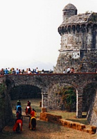 LUNIGIANA - Giochi equestri nel fossato di un castello LUNIGIANA - Giochi equestri nel fossato di un castello