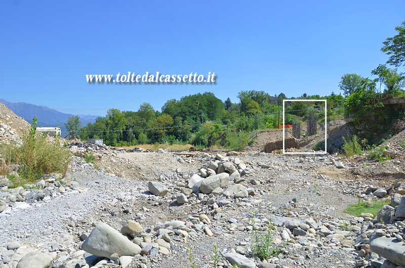 MULAZZO (26 agosto 2016) - Le armature di un pilone (nel riquadro) sono il primo segno della ricostruzione del ponte sul torrente Mangiola