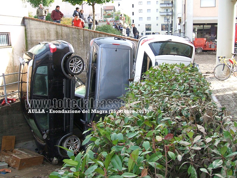 AULLA - La violenza delle acque "parcheggia" in verticale tre autovetture