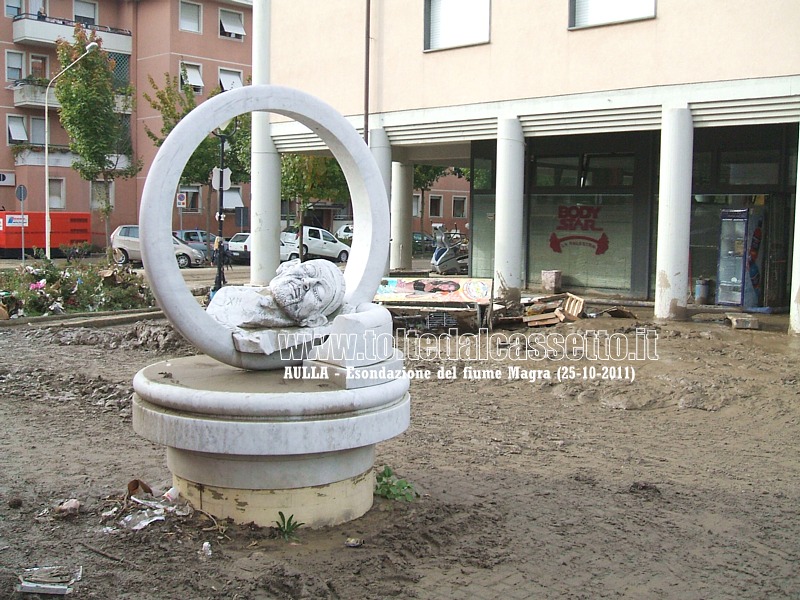 AULLA - Il monumento a Marco Pantani ha resistito alla furia delle acque ed  ora circondato da fango e detriti
