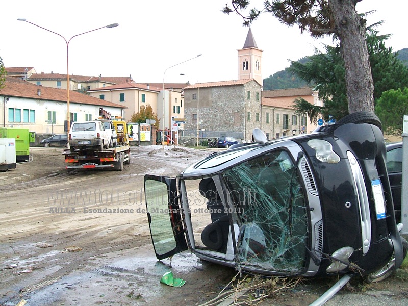 AULLA - Una Smart distrutta dalla violenza delle acque nei pressi dell'Abbazia di San Caprasio