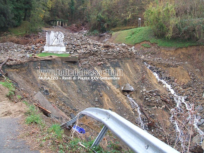 MULAZZO - Piazza XXV Settembre  stata erosa dall'esondazione del torrente Gorgone. Il monumento ai Caduti in Guerra  rimasto miracolosamente in bilico sul precipizio