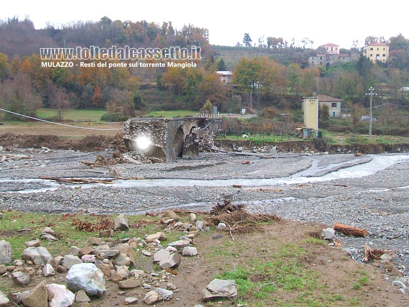 MULAZZO - I resti del ponte sul torrente Mangiola (vista in direzione Arpiola)