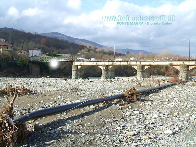 PONTE MAGRA - Una campata di ponte Bailey sostituisce quella tradizionale crollata in seguito ad una precedente alluvione del fiume Magra. In primo piano una conduttura strappata via dall'alluvione del 25-10-2011