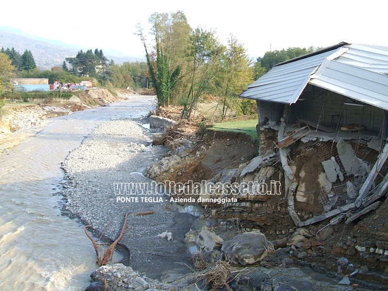 PONTE TEGLIA (comune di Pontremoli) - L'ondata di piena del torrente omonimo ha portato via la parte terrosa degli argini facendo franare le strutture di un capannone industriale