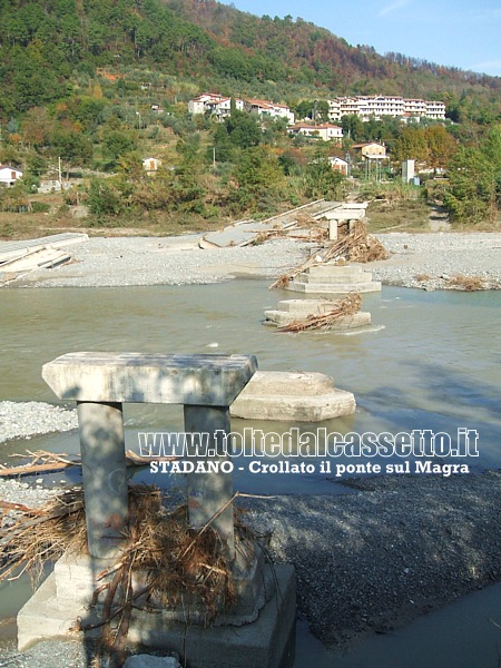 STADANO BONAPARTE (frazione di Aulla) - Quello che rimane del ponte sul Magra crollato il 25 ottobre 2011