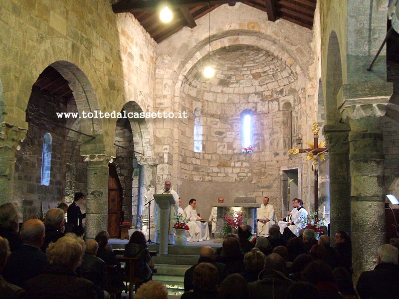 MONTEDIVALLI (frazione di Podenzana) - Mons. Giovanni Santucci durante la Santa Messa celebrata in occasione della cerimonia di riapertura al culto della Pieve di Sant'Andrea di Castello