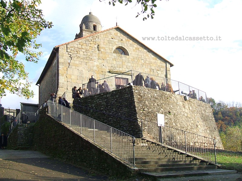 MONTEDIVALLI (frazione di Podenzana) - La scalinata di accesso alla Pieve di Sant'Andrea di Castello