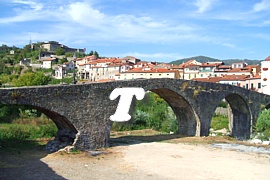 PONTREMOLI - Ponte romanico sul torrente Verde. Sulla collina il Castello del Piagnaro, sede del Museo delle Statue Stele