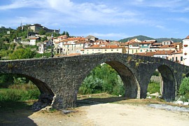 PONTREMOLI - Ponte romanico sul torrente Verde. Sulla collina il Castello del Piagnaro, sede del Museo delle Statue Stele