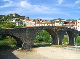 PONTREMOLI - Ponte romanico sul torrente Verde. Sullo sfondo il Castello del Piagnaro, sede del museo delle Statue Stele